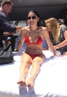 Bethenny Frankel feet photo thumbnail