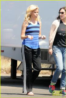 Elizabeth Banks feet photo thumbnail