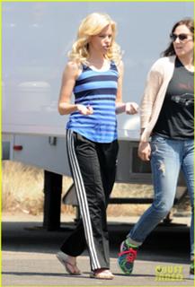 Elizabeth Banks feet photo thumbnail