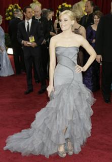 Elizabeth Banks feet photo thumbnail