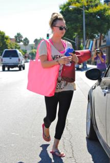 Kaley Cuoco feet photo thumbnail