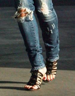 Vanessa Hudgens feet photo thumbnail
