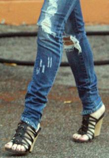 Vanessa Hudgens feet photo thumbnail