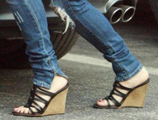 Vanessa Hudgens feet photo thumbnail
