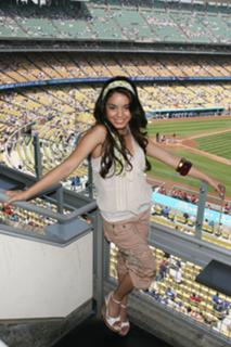 Vanessa Hudgens feet photo thumbnail