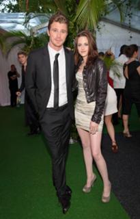 Kristen Stewart feet photo thumbnail