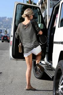 Julianne Hough feet photo thumbnail