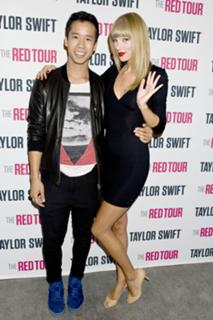 Taylor Swift feet photo thumbnail