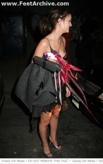 Leighton Meester feet photo thumbnail
