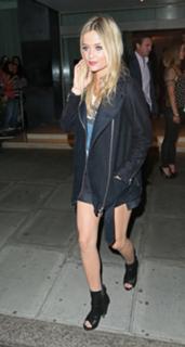 Laura Whitmore feet photo thumbnail