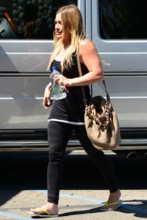 Hilary Duff feet photo thumbnail