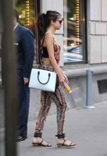 Selena Gomez feet photo thumbnail