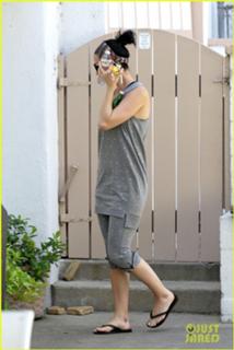 Katy Perry feet photo thumbnail