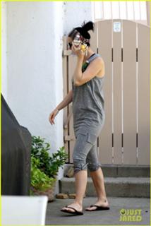 Katy Perry feet photo thumbnail