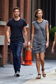 Karlie Kloss feet photo thumbnail