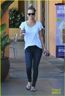 Kaley Cuoco feet photo thumbnail