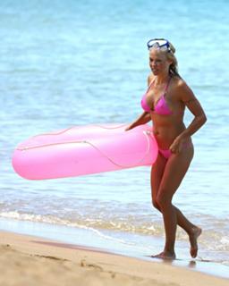 Pamela Anderson feet photo thumbnail