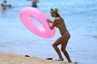 Pamela Anderson feet photo thumbnail