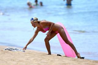 Pamela Anderson feet photo thumbnail