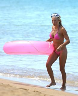Pamela Anderson feet photo thumbnail