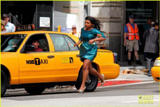 Mindy Kaling feet photo thumbnail
