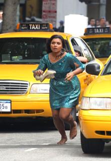 Mindy Kaling feet photo thumbnail