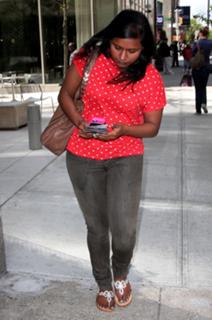 Mindy Kaling feet photo thumbnail