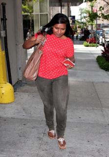 Mindy Kaling feet photo thumbnail
