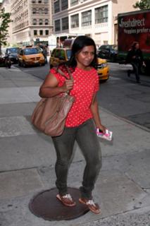 Mindy Kaling feet photo thumbnail