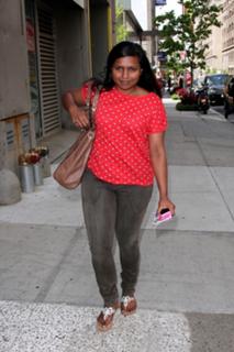 Mindy Kaling feet photo thumbnail