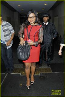 Mindy Kaling feet photo thumbnail