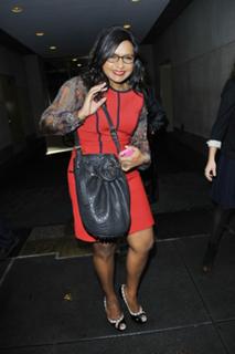Mindy Kaling feet photo thumbnail