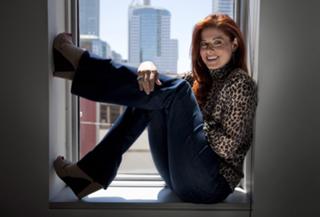 Debra Messing feet photo thumbnail