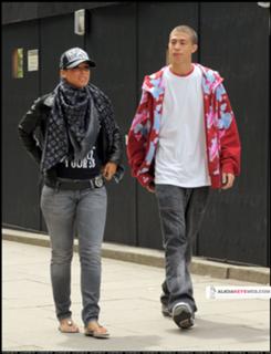 Alicia Keys feet photo thumbnail