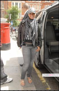 Alicia Keys feet photo thumbnail