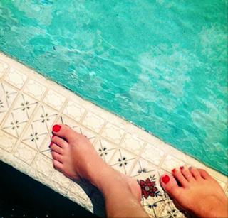 Angela Kinsey feet photo thumbnail