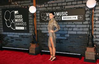 Katy Perry feet photo thumbnail