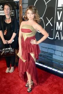 Sarah Hyland feet photo thumbnail