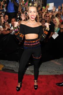 Miley Cyrus feet photo thumbnail