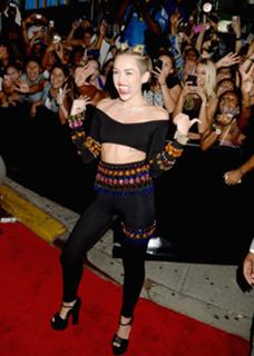 Miley Cyrus feet photo thumbnail