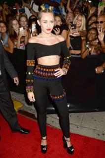 Miley Cyrus feet photo thumbnail