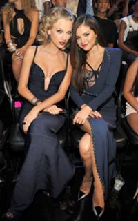 Taylor Swift feet photo thumbnail
