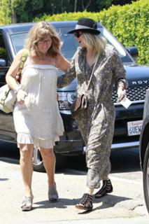Kaley Cuoco feet photo thumbnail