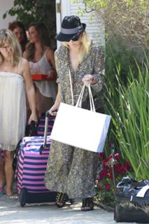Kaley Cuoco feet photo thumbnail