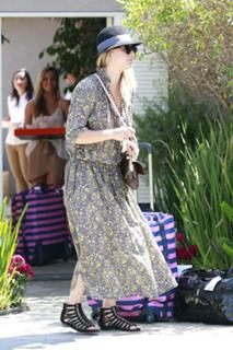 Kaley Cuoco feet photo thumbnail