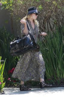Kaley Cuoco feet photo thumbnail