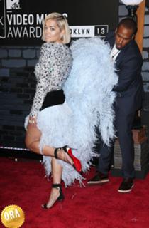 Rita Ora feet photo thumbnail