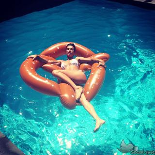 Elisabetta Canalis feet photo thumbnail