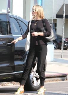 Emily Blunt feet photo thumbnail
