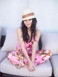 Vanessa Hudgens feet photo thumbnail